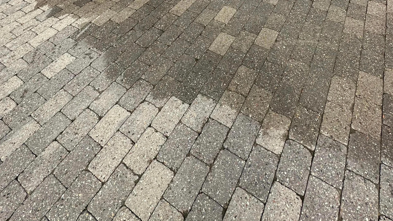 Introduktion billede af Dan Hulgaard, der pudser vinduer på en traditoinel måde