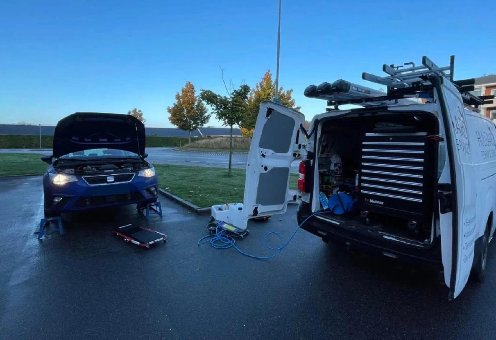 Introduktion billede af Dan Hulgaard, der pudser vinduer på en traditoinel måde